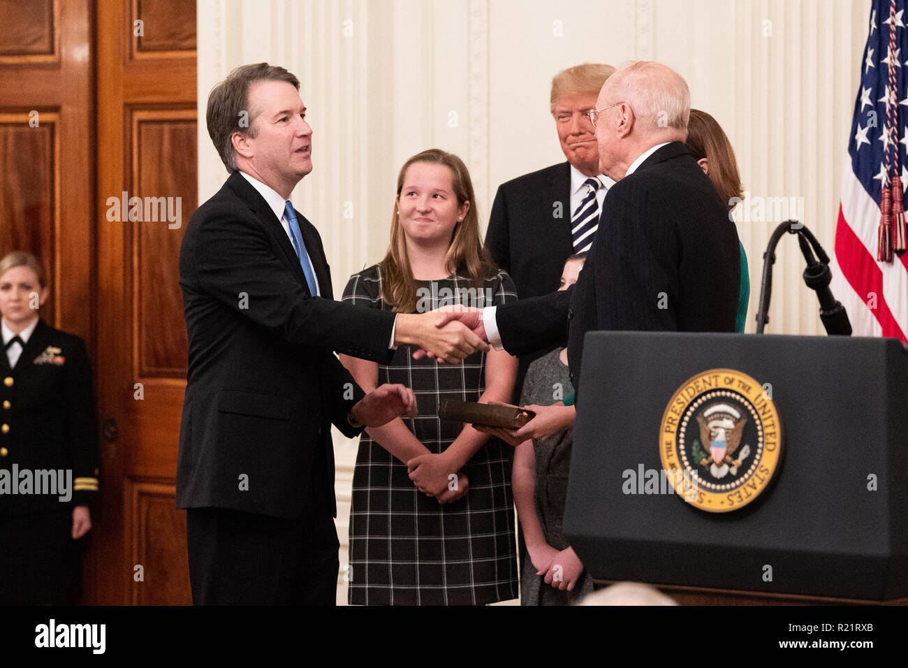 Ehemaligen Obersten Gerichtshofs Anthony Kennedy Vereidigung Brett Kavanaugh als Gerechtigkeit Verbinden des Obersten Gerichts im East Room des Weißen Hauses in Stockfoto