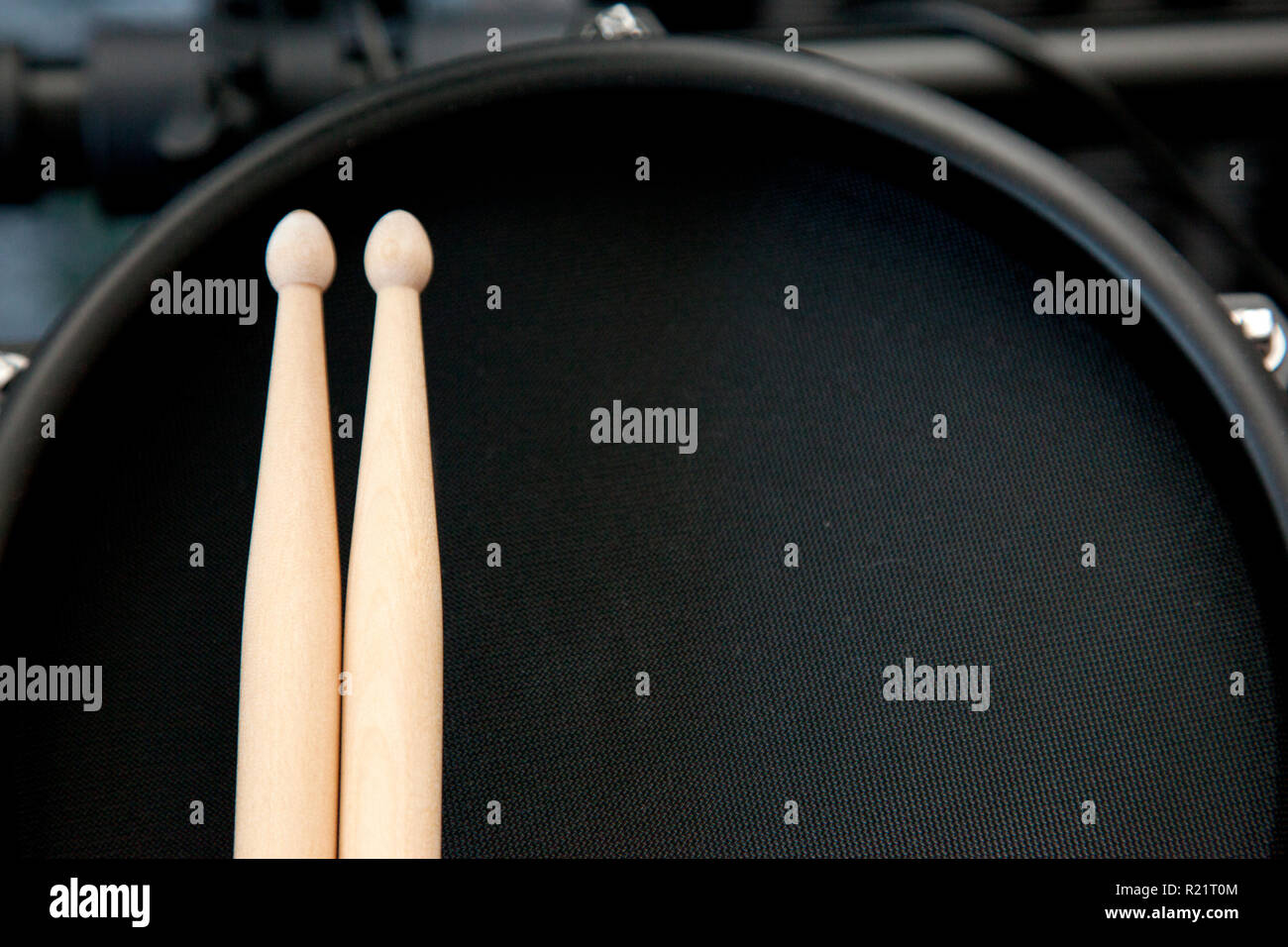 Auf einem schwarzen elektronischen Drum mit zwei Sticks fertig gespielt werden Stockfoto