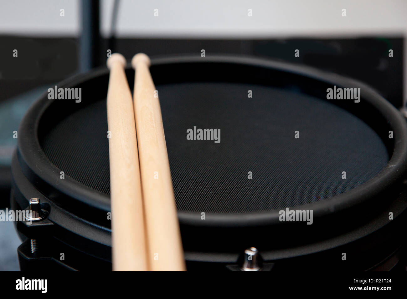 Schwarz elektronische Trommel mit zwei holzstäben ruhende Raum mit Kopie an die Seite Stockfoto