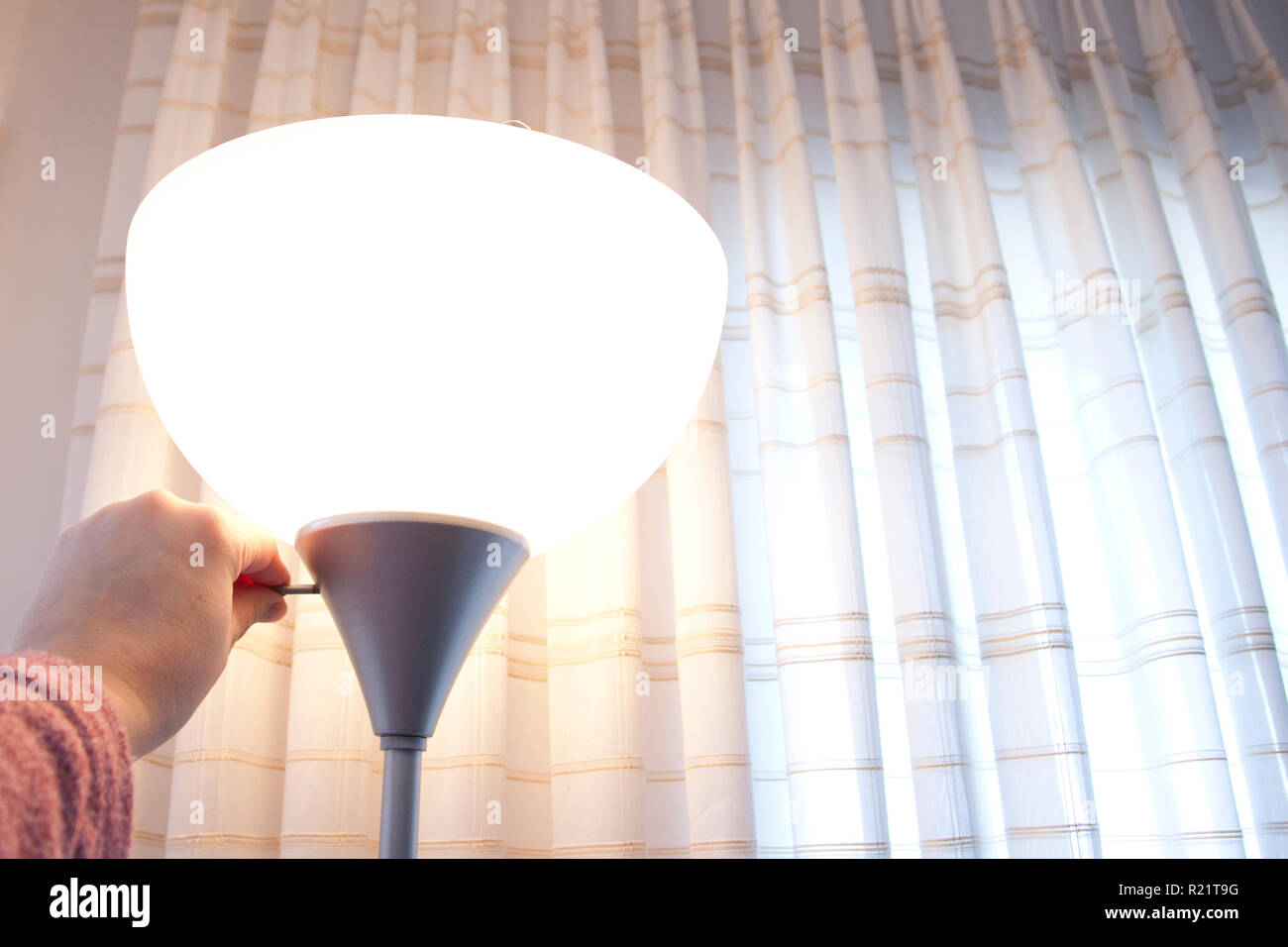 Hand dreht das Einschalten einer Lampe Stockfotografie - Alamy