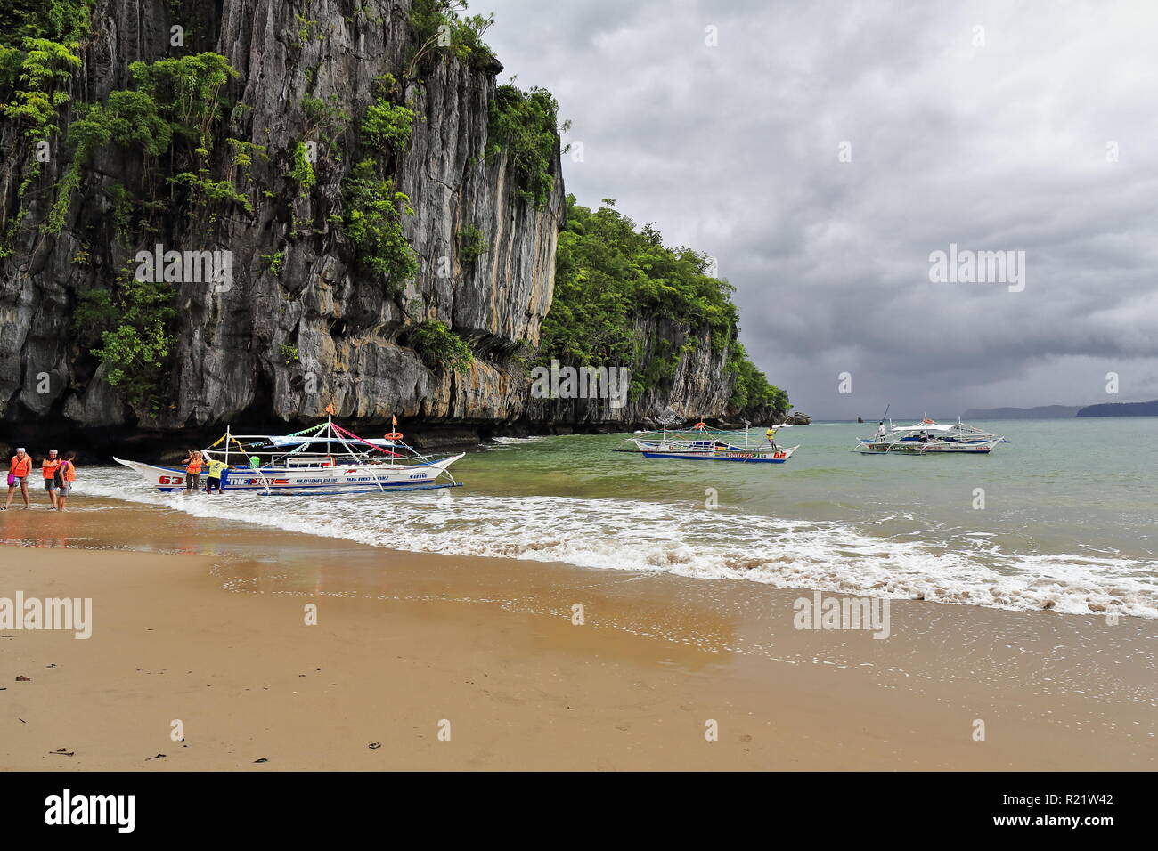 Puerto Princesa, Philippines-October 20, 2016: Besucher landen von touristischen Boote in der St. Paul's Bay zu Fuß die S. S. unterirdischen Fluss Nnal. - Nehmen Stockfoto