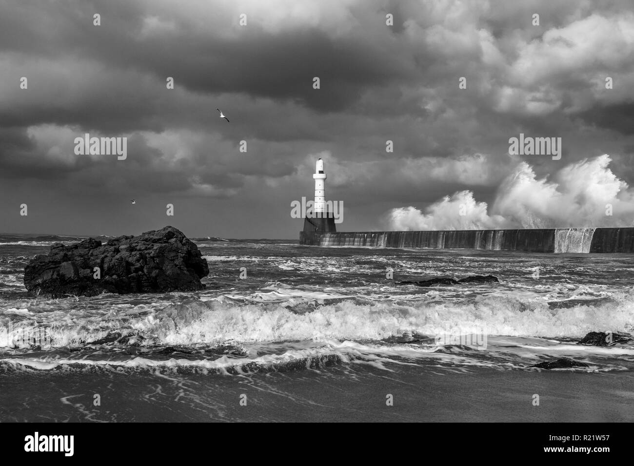 Der wellenbrecher von Aberdeen Hafen Schuß an einem stürmischen Tag. Stockfoto