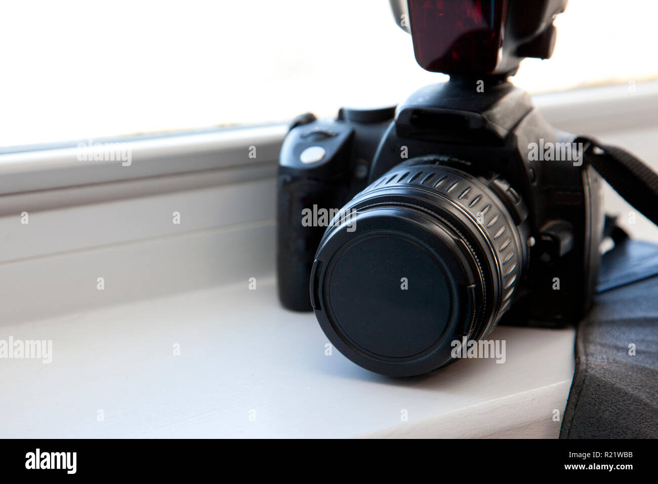 Kamera und Blitz und Schlaufe in die Fenster mit Copy space Stockfoto