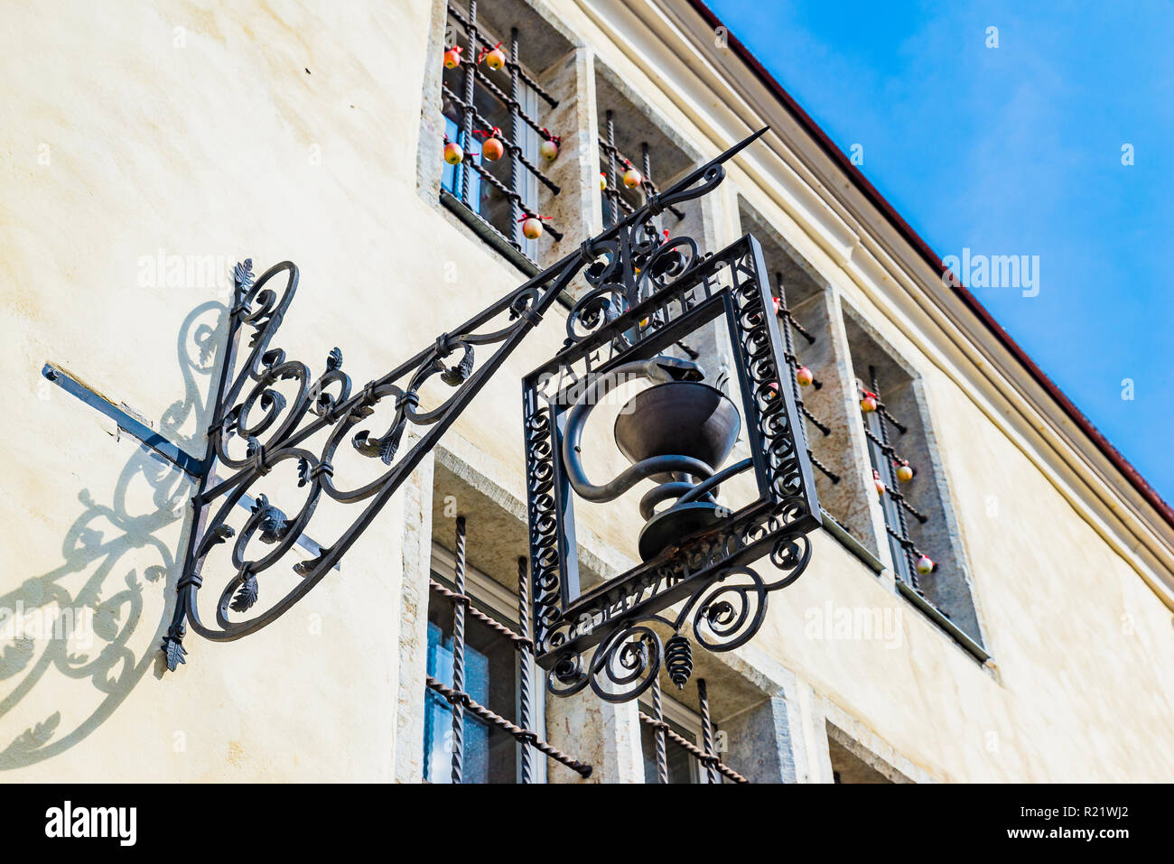 Die raeapteek, Rathaus Apotheke, ist eine der ältesten kontinuierlich laufenden Apotheken in Europa, immer im gleichen Haus si. Stockfoto