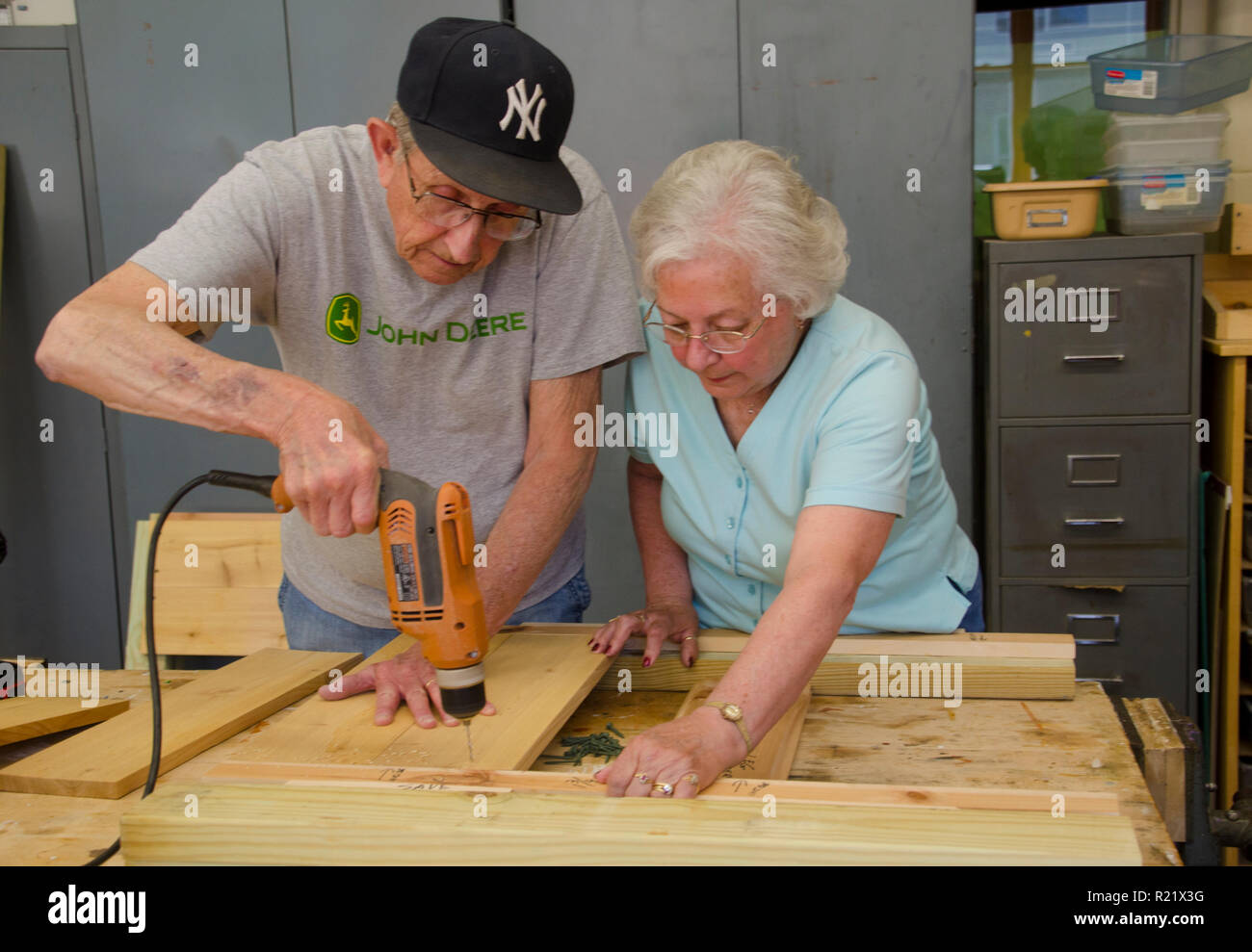 Älteres Ehepaar mit dem Bau Projekt zusammen, Alterung, Yarmouth, ME Stockfoto