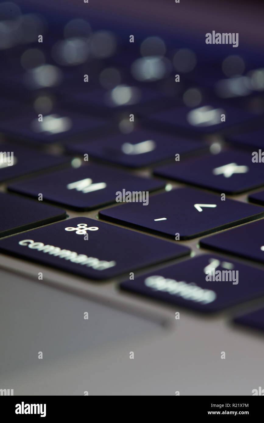 New York, USA - November 15, 2018: Befehlstaste auf apple tastatur Nähe zu sehen. Stockfoto