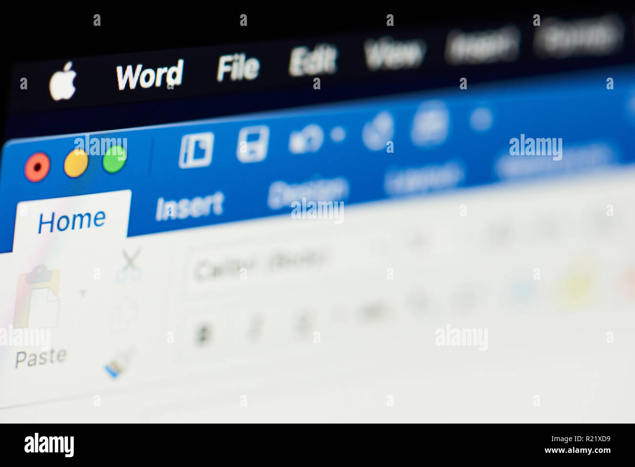 New York, USA - November 15, 2018: Microsoft Office Word home Menü Horizontal menu auf das Gerät mit dem Bildschirm pixelated Nähe zu sehen. Stockfoto