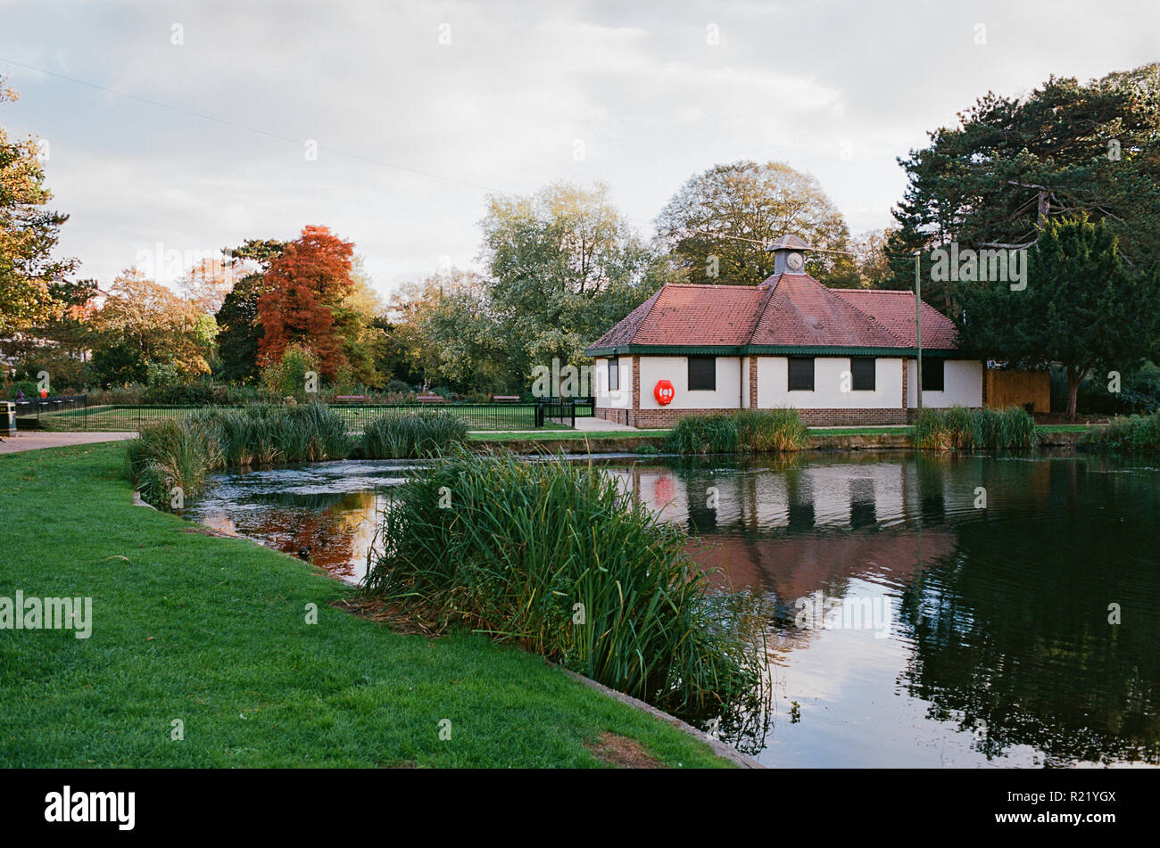 Alexandra Park, Hastings, East Sussex, UK, im Herbst, mit Pavillion und See Stockfoto