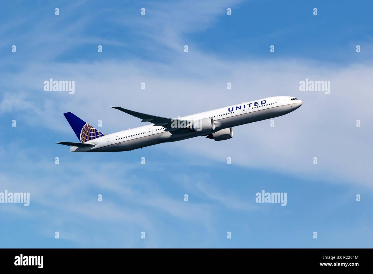 Boeing 777-300(N 2135U) bei United Airlines livery im Flug. N 2135U wurde United Airlines im März 2017 ausgeliefert. Stockfoto