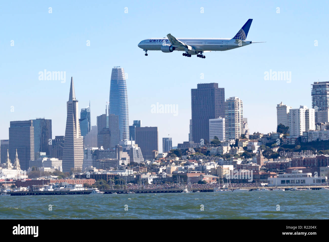 Boeing 777-300(N 2135U) bei United Airlines Livree in Flug entlang des San Franciscos Hafengebiet. N 2135U wurde United Airlines im März 20 geliefert Stockfoto