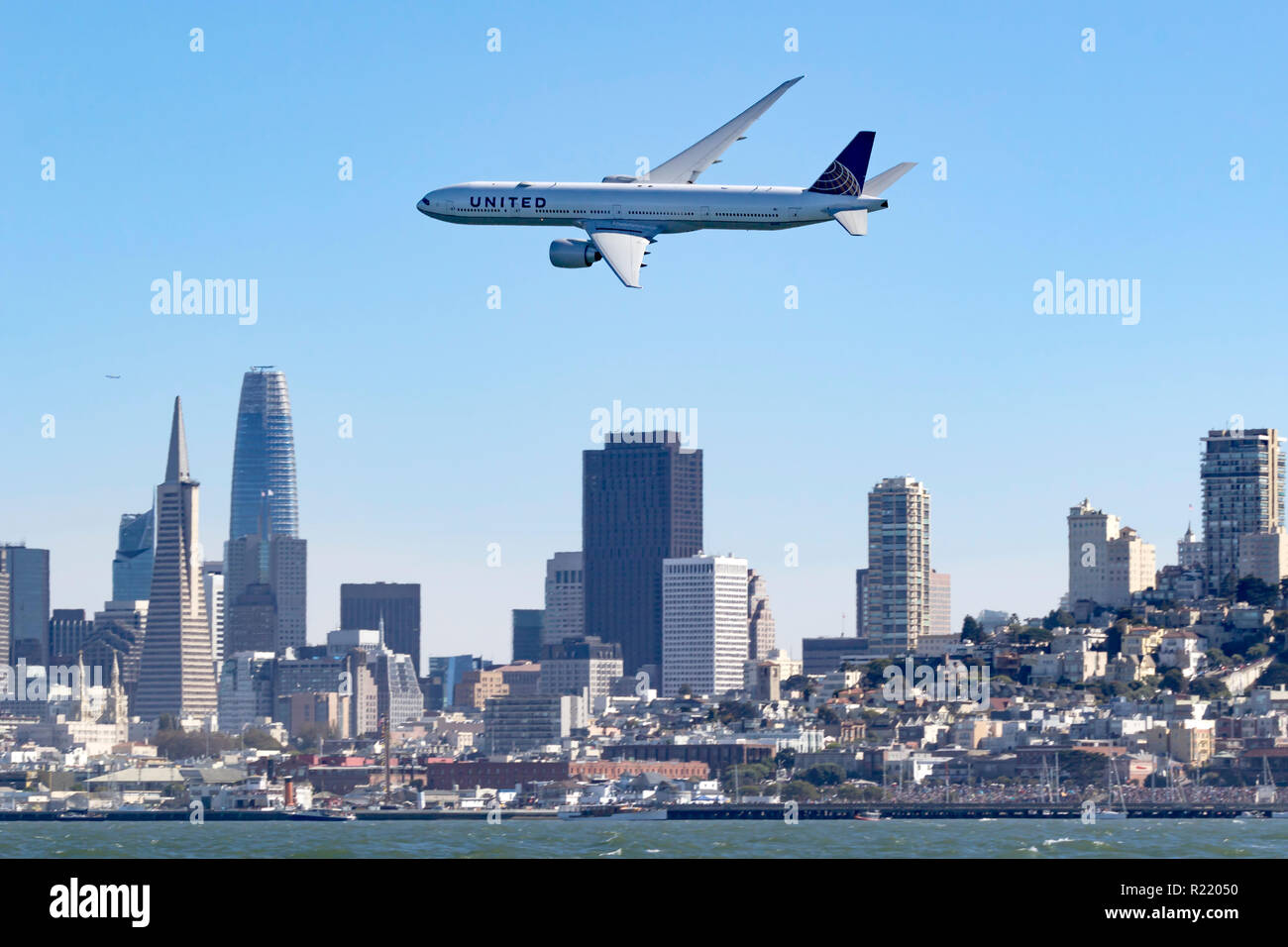 Boeing 777-300(N 2135U) bei United Airlines Livree in Flug entlang des San Franciscos Hafengebiet. N 2135U wurde United Airlines im März 20 geliefert Stockfoto
