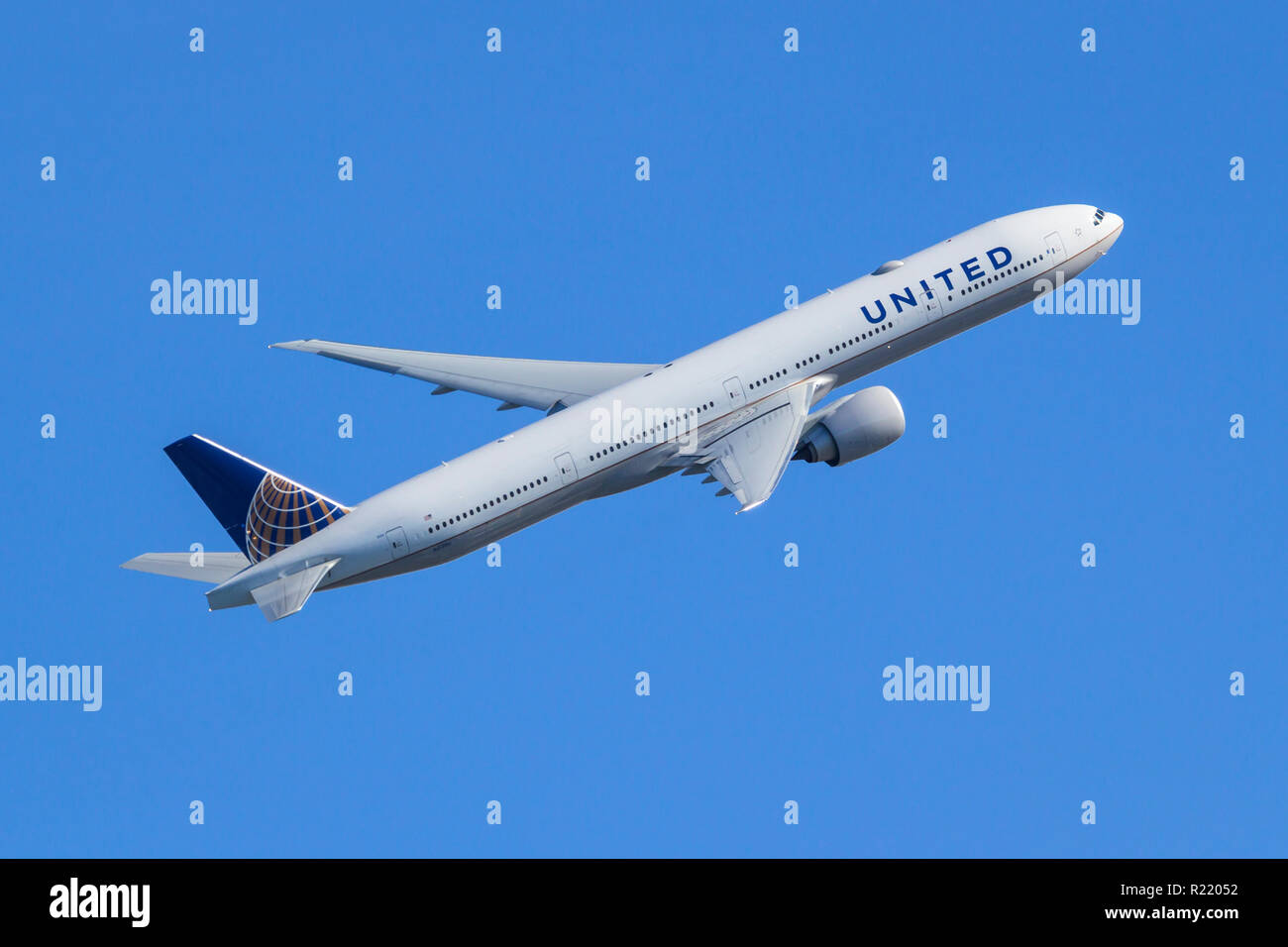 Boeing 777-300(N 2135U) bei United Airlines livery im Flug. N 2135U wurde United Airlines im März 2017 ausgeliefert. Stockfoto
