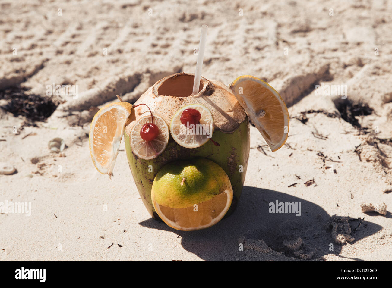 MONKEY COCONUT fruchtigen Drink auf White Sand Beach IN CANCUN Mexiko Stockfoto
