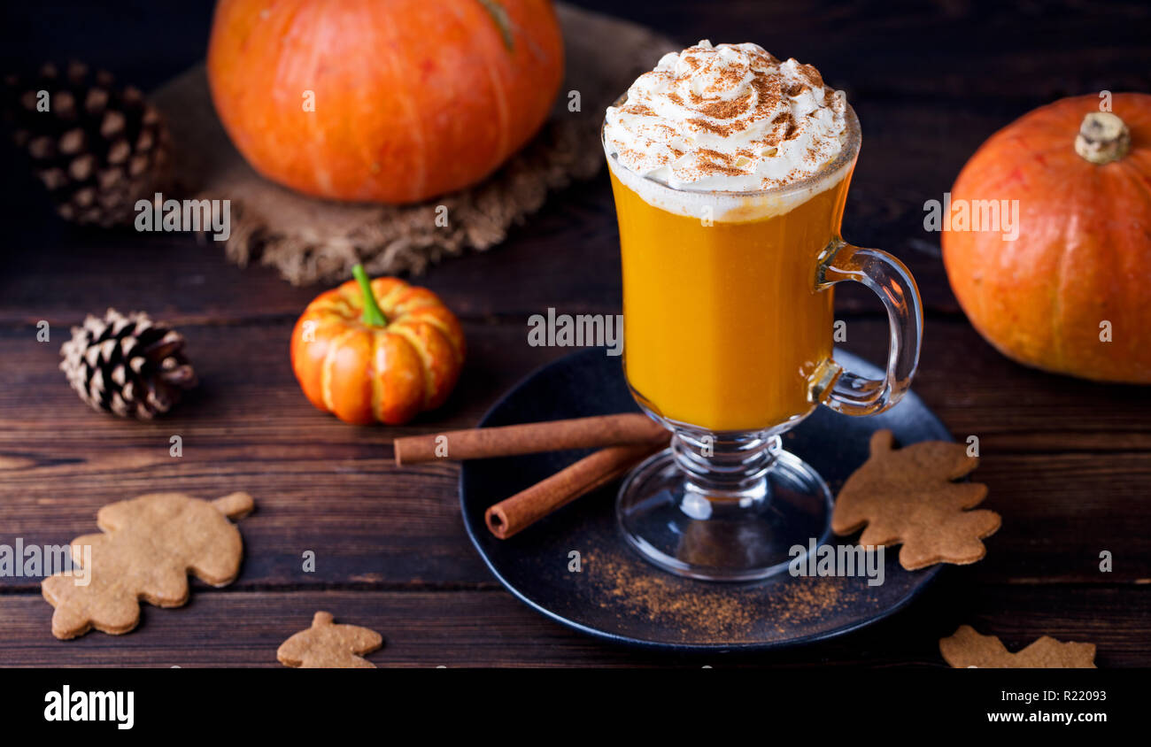 Kürbis Smoothie, Spice latte. Versoffenes Cocktail mit Schlagsahne. Holz- Hintergrund. Stockfoto