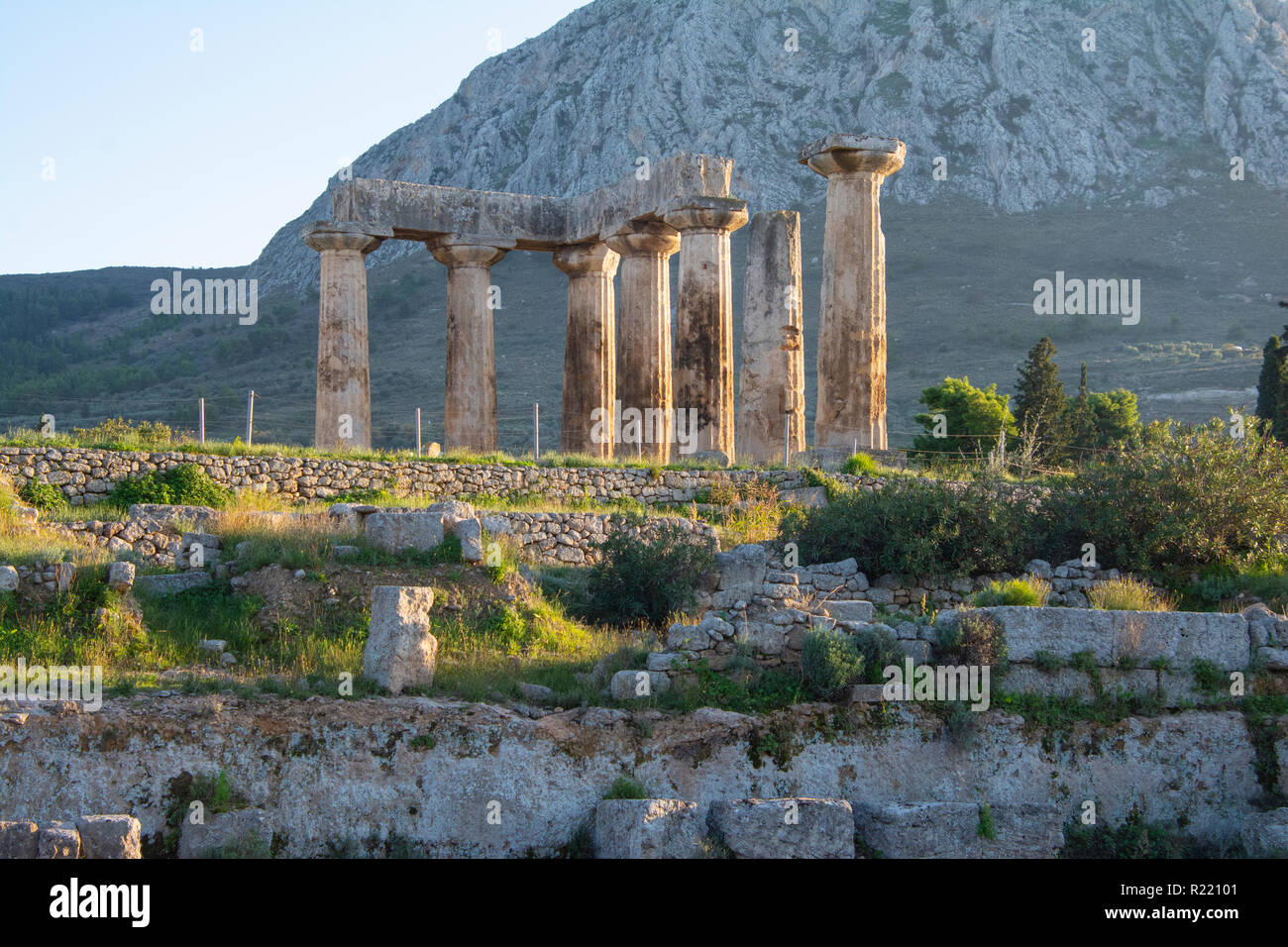 Die Ruinen eines Tempels in alten Korinth zu Apollo gewidmet. Stockfoto