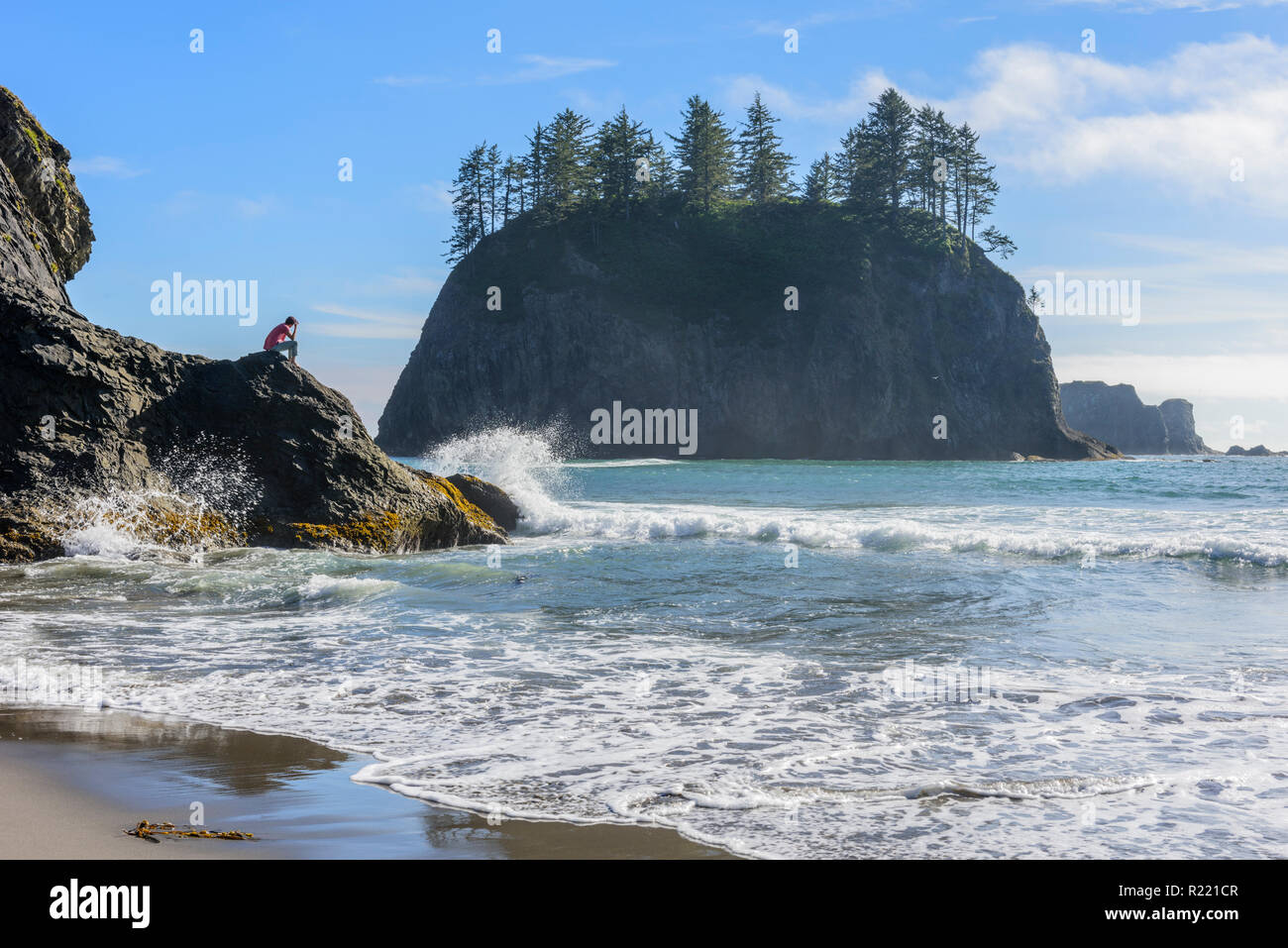 Anzeigen der Pazifischen Ozean Wellen unter Sea Stacks auf Rialto Beach in Olympic National Park Stockfoto