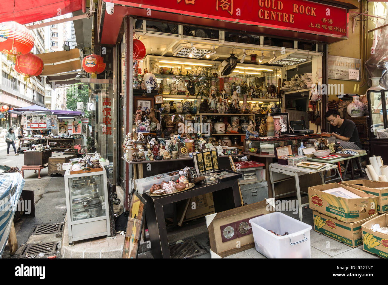Hong Kong, China - 24. Mai 2018: Antiquitäten, Erinnerungsstücke und anderen Schnickschnack in der historischen Cat Street in Soho Markt ausgeht, der Hollywood Road in Hongkong K Stockfoto