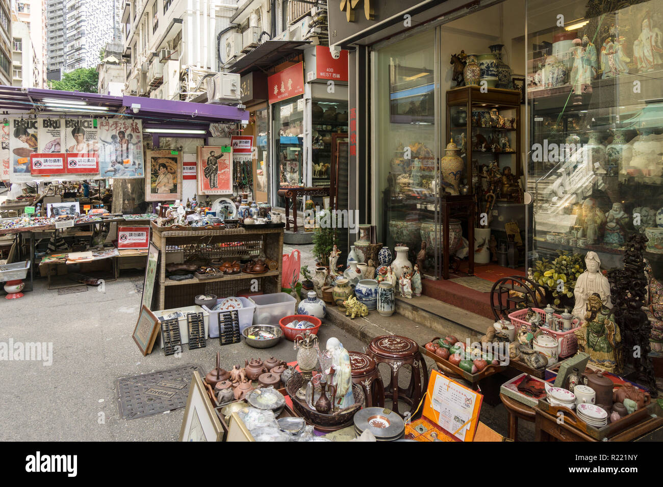 Hong Kong, China - 24. Mai 2018: Antiquitäten, Erinnerungsstücke und anderen Schnickschnack in der historischen Cat Street in Soho Markt ausgeht, der Hollywood Road in Hongkong K Stockfoto