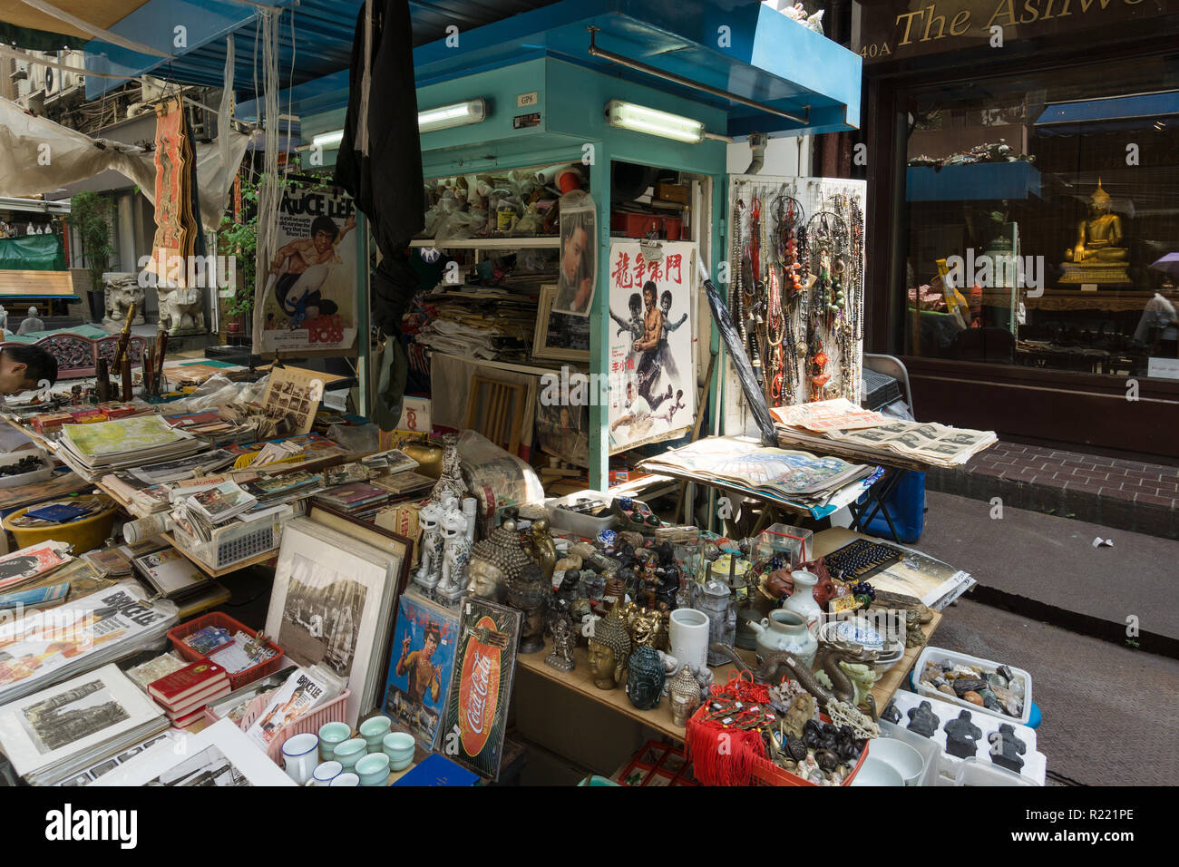 Hong Kong, China - 24. Mai 2018: Antiquitäten, Erinnerungsstücke und anderen Schnickschnack in der historischen Cat Street in Soho Markt ausgeht, der Hollywood Road in Hongkong K Stockfoto