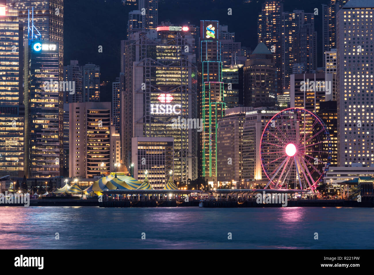 Hong Kong, China - 17. Mai 2018: Eine Nacht Blick auf die berühmte Insel Hong Kong Central Business District von Kowloon über den Victoria Harbour. Stockfoto