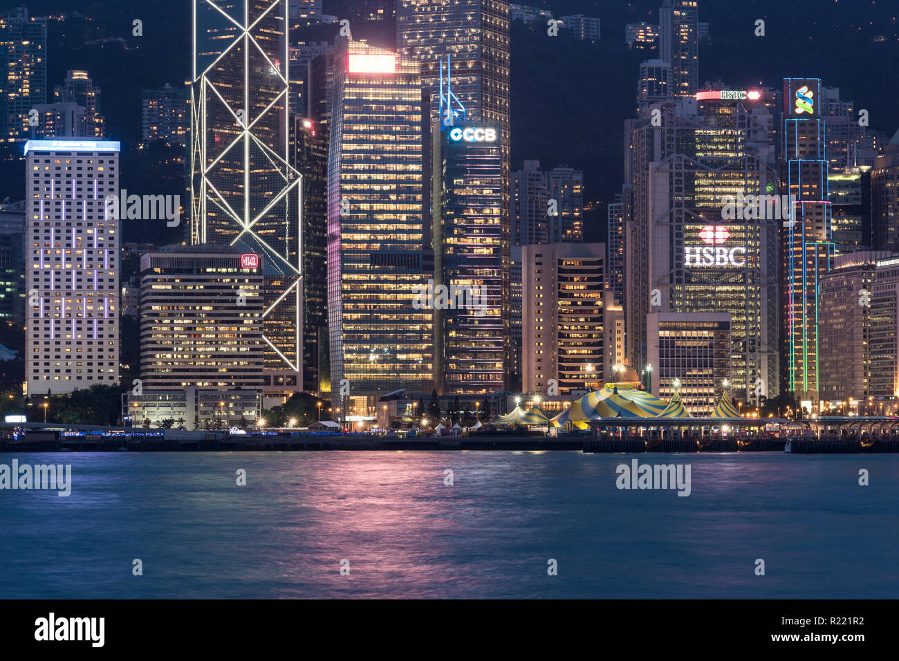 Hong Kong, China - 17. Mai 2018: Eine Nacht Blick auf die berühmte Insel Hong Kong Central Business District von Kowloon über den Victoria Harbour. Stockfoto