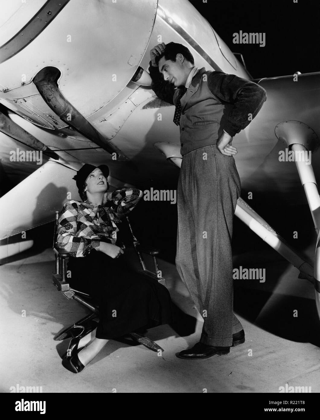 1935 motion picture starring Myrna Loy und Cary Grant und die Konzentration auf eine mutige Frau Aviator und Erfinder in einer verzweifelten Situation. Flügel im Dunkeln unter der Regie von James Hochwasser und von Arthur Hornblow jr., Der Film produziert wurde, die ersten, die Loy und Grant zusammen gemacht, obwohl Loy der Biograph Emily does not sagt, dass Flügel in der Dunkelheit' Abfälle, ihre Talente und fordert einen unbeabsichtigten Lachen fest."[1] Der Film bemerkenswert bleibt als seltene Film Darstellung eines blinden Protagonisten (von Grant gespielt) während der 1930er Jahre, und ist auch für seine vollendet Luftaufnahmen unter der Regie von De bekannt Stockfoto