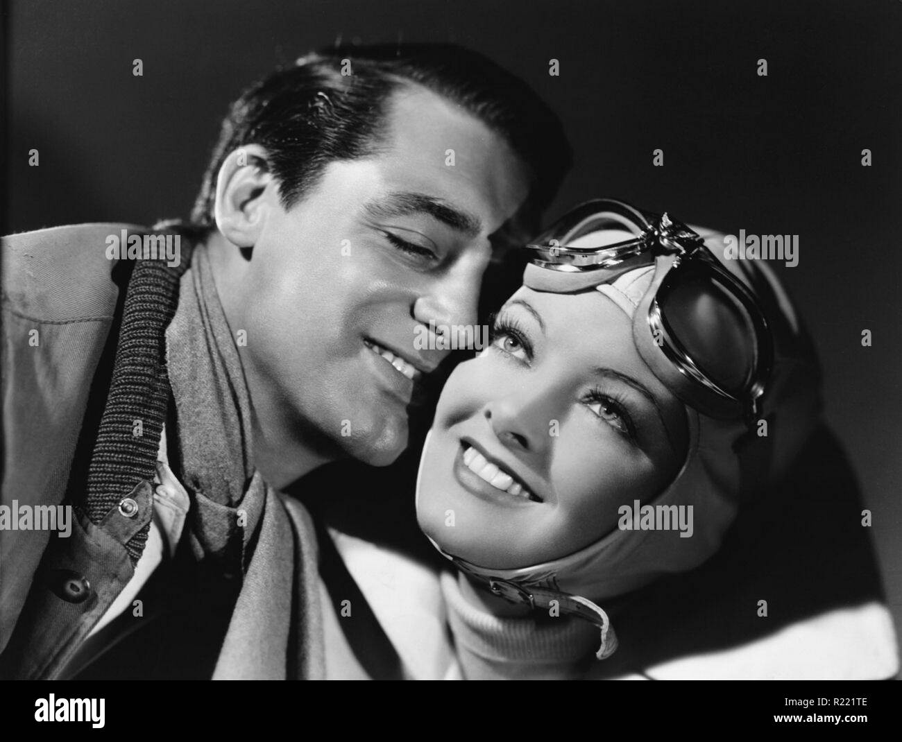 1935 motion picture starring Myrna Loy und Cary Grant und die Konzentration auf eine mutige Frau Aviator und Erfinder in einer verzweifelten Situation. Flügel im Dunkeln unter der Regie von James Hochwasser und von Arthur Hornblow jr., Der Film produziert wurde, die ersten, die Loy und Grant zusammen gemacht, obwohl Loy der Biograph Emily does not sagt, dass Flügel in der Dunkelheit' Abfälle, ihre Talente und fordert einen unbeabsichtigten Lachen fest."[1] Der Film bemerkenswert bleibt als seltene Film Darstellung eines blinden Protagonisten (von Grant gespielt) während der 1930er Jahre, und ist auch für seine vollendet Luftaufnahmen unter der Regie von De bekannt Stockfoto