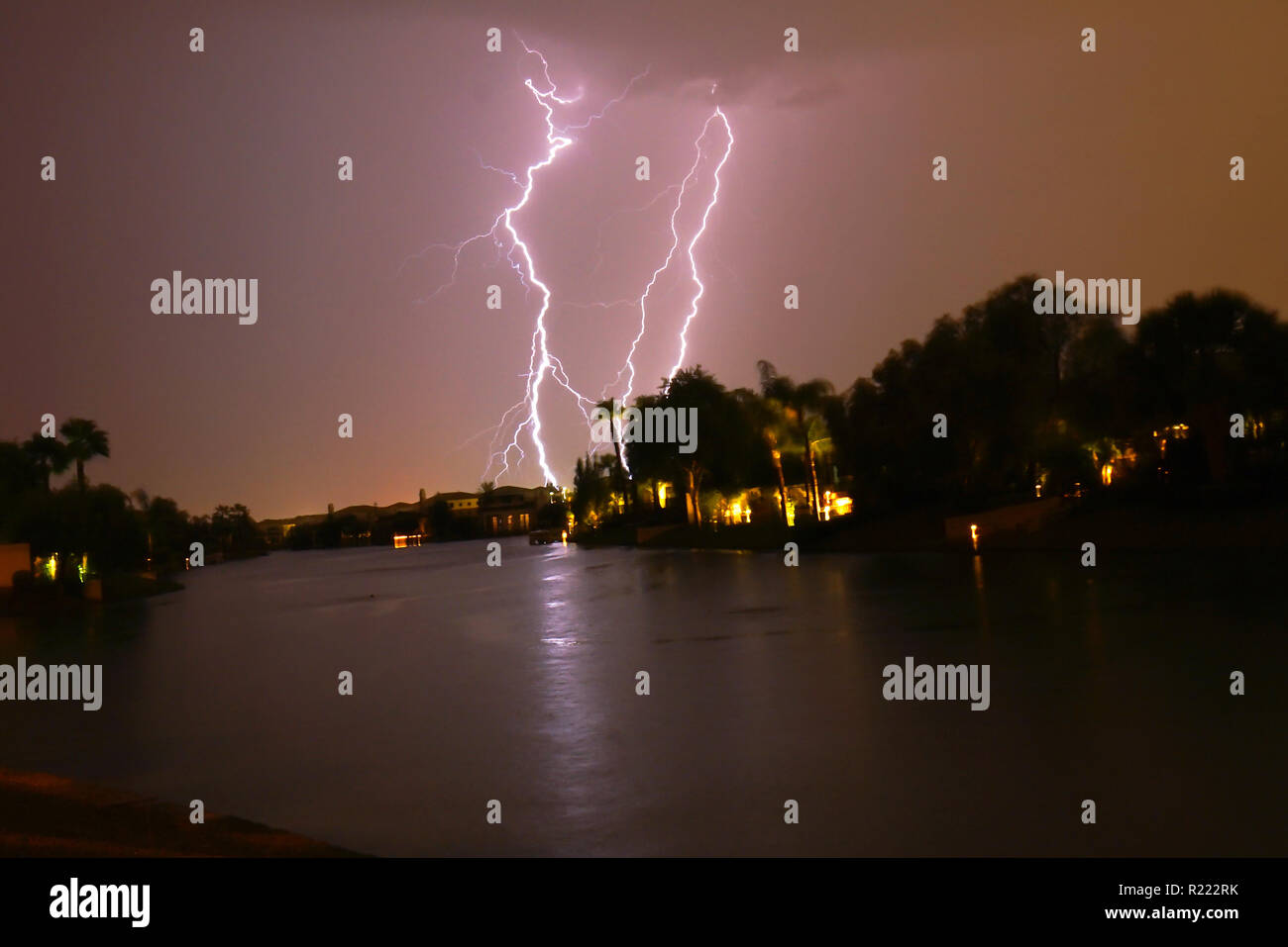 Ein Blick auf dem Blitz in der Ferne während des Monsuns in Phoenix, Arizona. Stockfoto