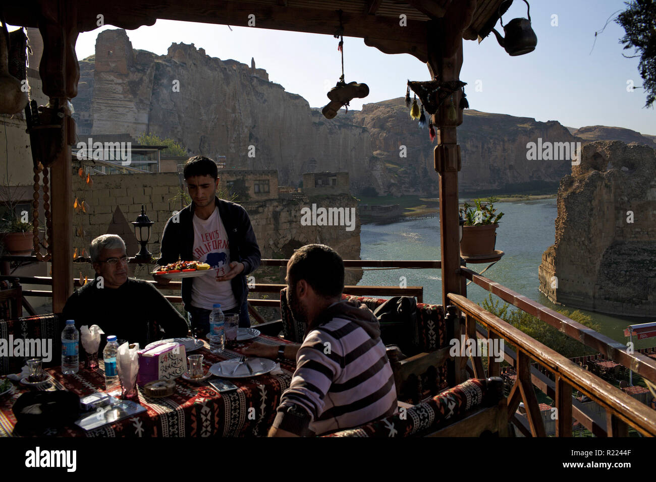 Hasankeyf in Anatolien im Südosten der Türkei, türkische Kurdistan: Überblick über den Tigris Valley und Klippen mit troglodytic Wohnungen bedroht durch die Stockfoto