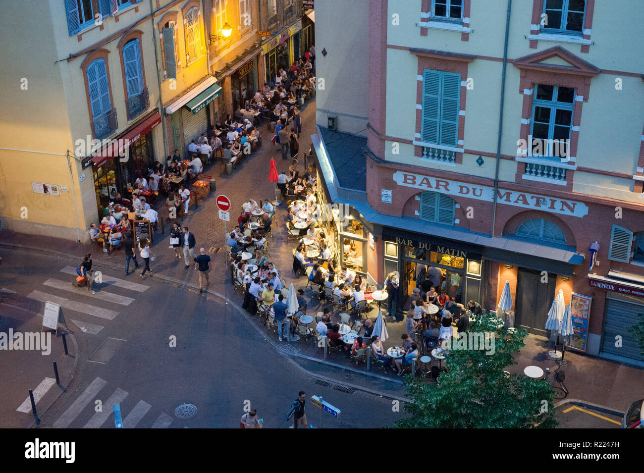 Toulouse (Südfrankreich): Hohe Betrachtungswinkel des "Café du Matin Terrasse, auf dem Platz "Place Des Carmes', die bei Einbruch der Dunkelheit *** Local Caption *** Stockfoto