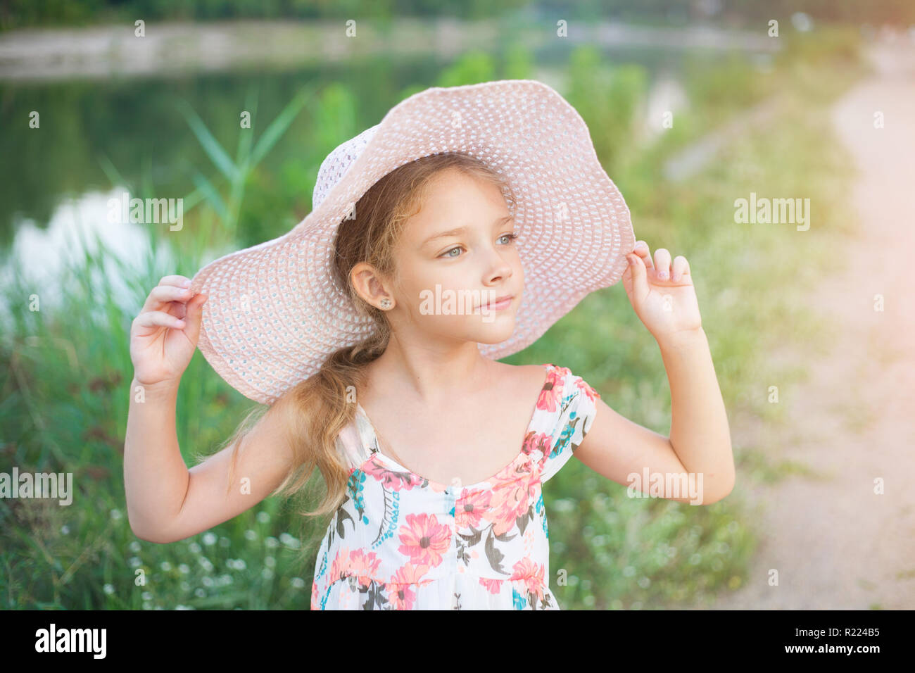 Süße kleine Mädchen im Vorschulalter in der Natur. Porträt mit positiven Emotionen. Happy Summer Day. Stockfoto