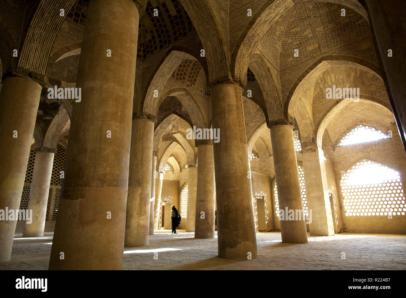 Iran, Isfahan verschleierte Frau in der Mitte der Säulen des Jameh Moschee Isfahan *** Local Caption *** Stockfoto