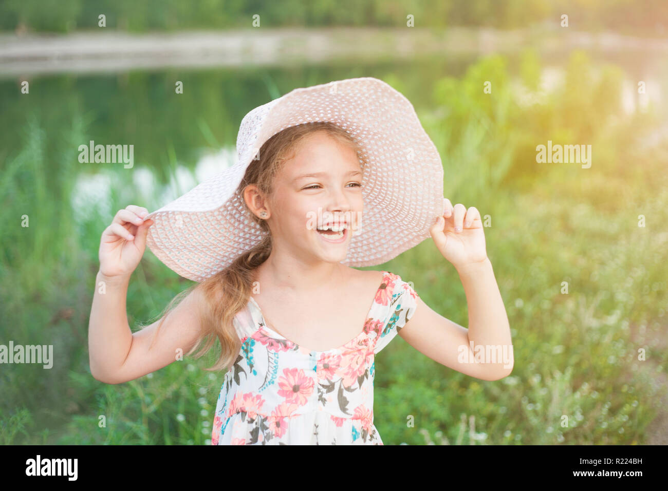 Süße kleine Mädchen im Vorschulalter in der Natur. Porträt mit positiven Emotionen. Happy Summer Day. Stockfoto