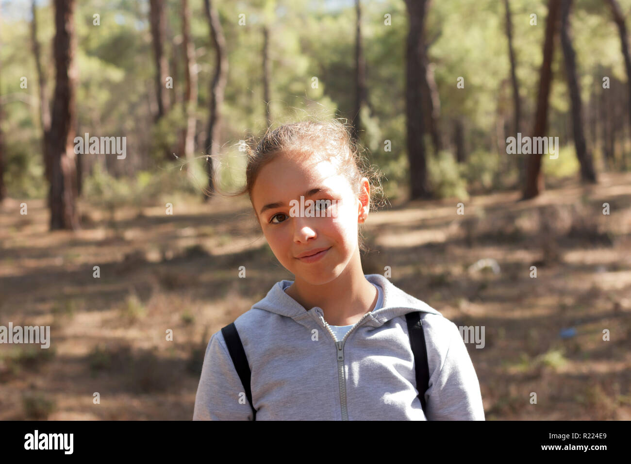 Schöne happy jugendlich Mädchen in Sonniger Wald Stockfoto