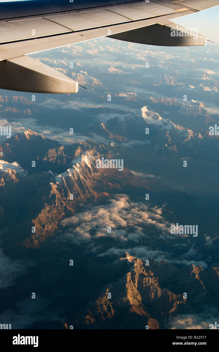 Luftaufnahme über Schweizer Alpen bei Tagesanbruch Stockfoto
