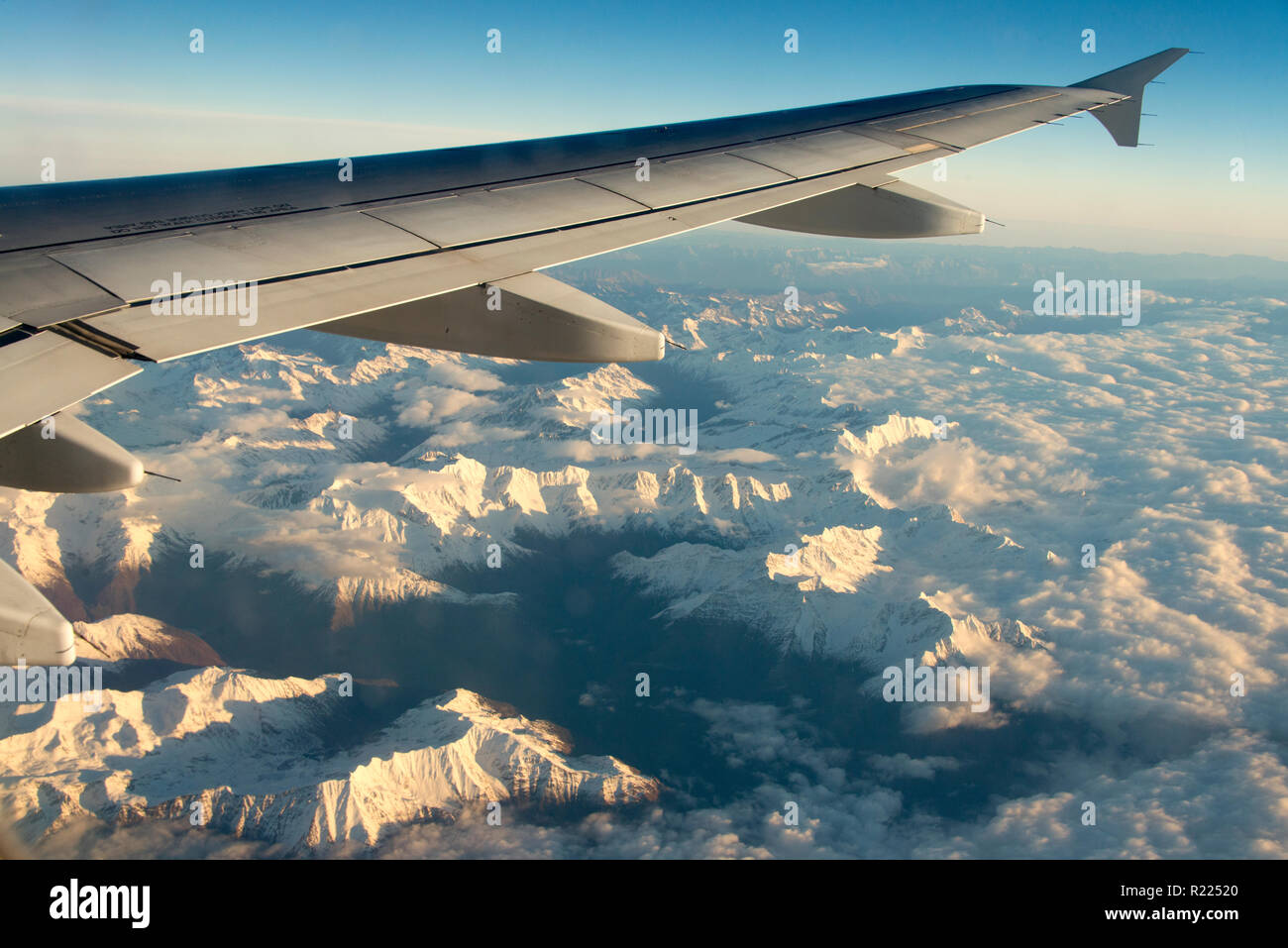 Luftaufnahme über Schweizer Alpen bei Tagesanbruch Stockfoto