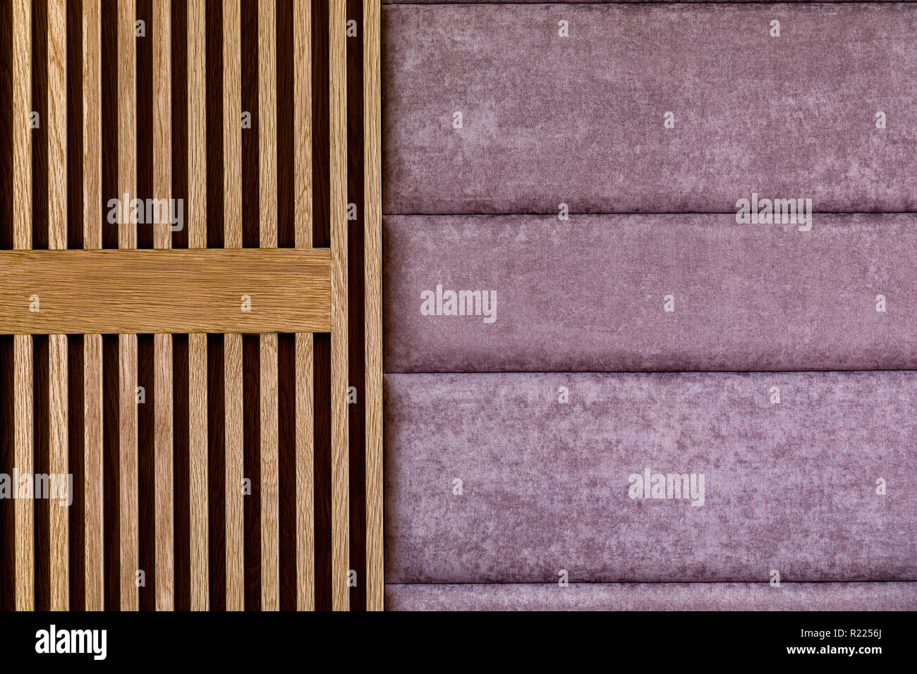 Braun Holz- wand mit lila Gewebe, Hintergrund. Holz Textur, Oberfläche. Home Inneneinrichtung. Textur, Muster. Stockfoto