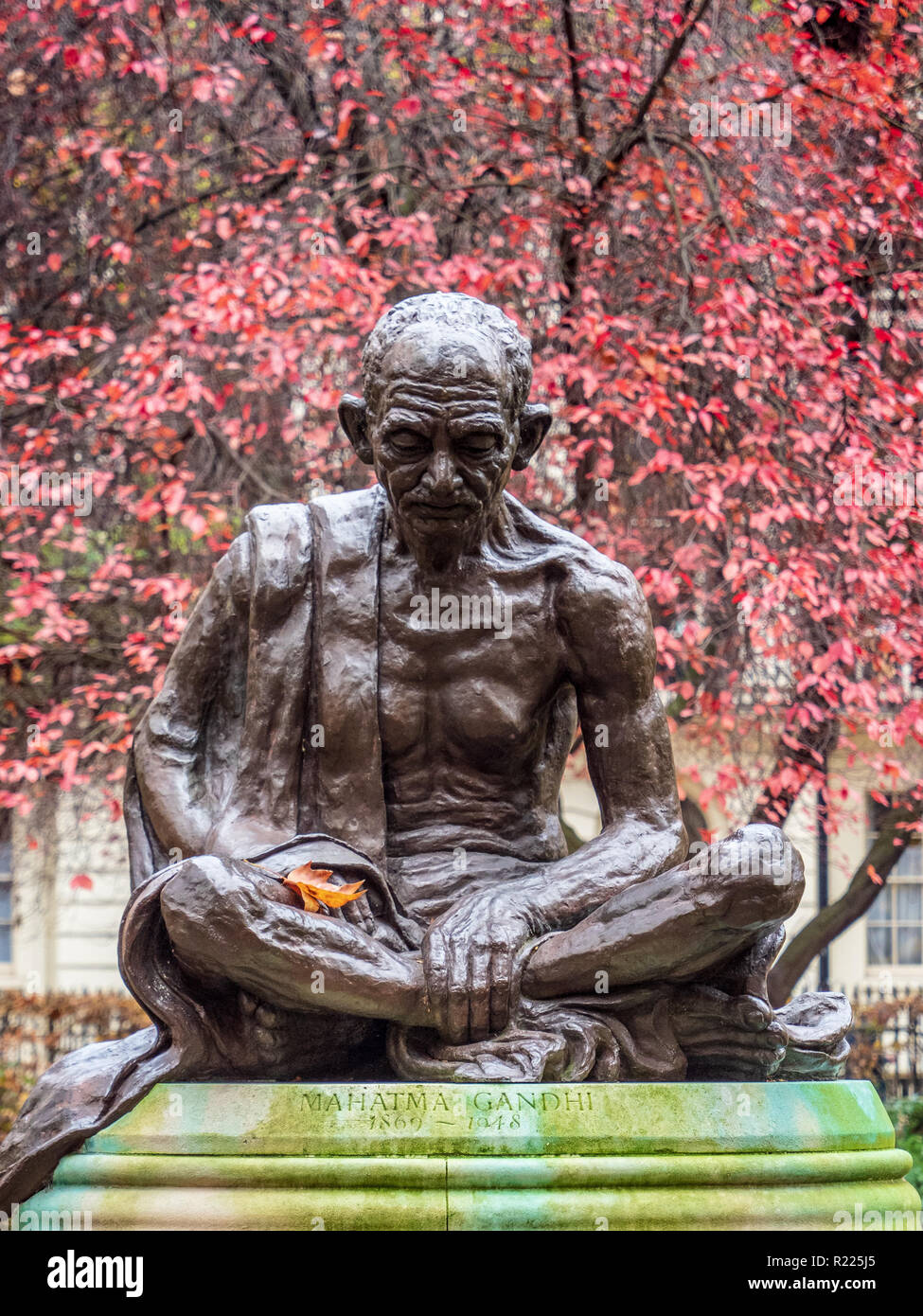Mahatma Gandhi Statue in Tavistock Square Gardens Bloomsbury London. Von Fredda Brillante modelliert und 1968 installiert Stockfoto
