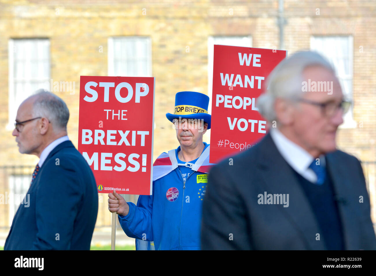 Steve Bray, anti-Brexit Demonstrant und Gründer von sodem (Stand der Missachtung der Europäischen Bewegung) im Hintergrund als Crispin Blunt MP und Michael Heselti Stockfoto