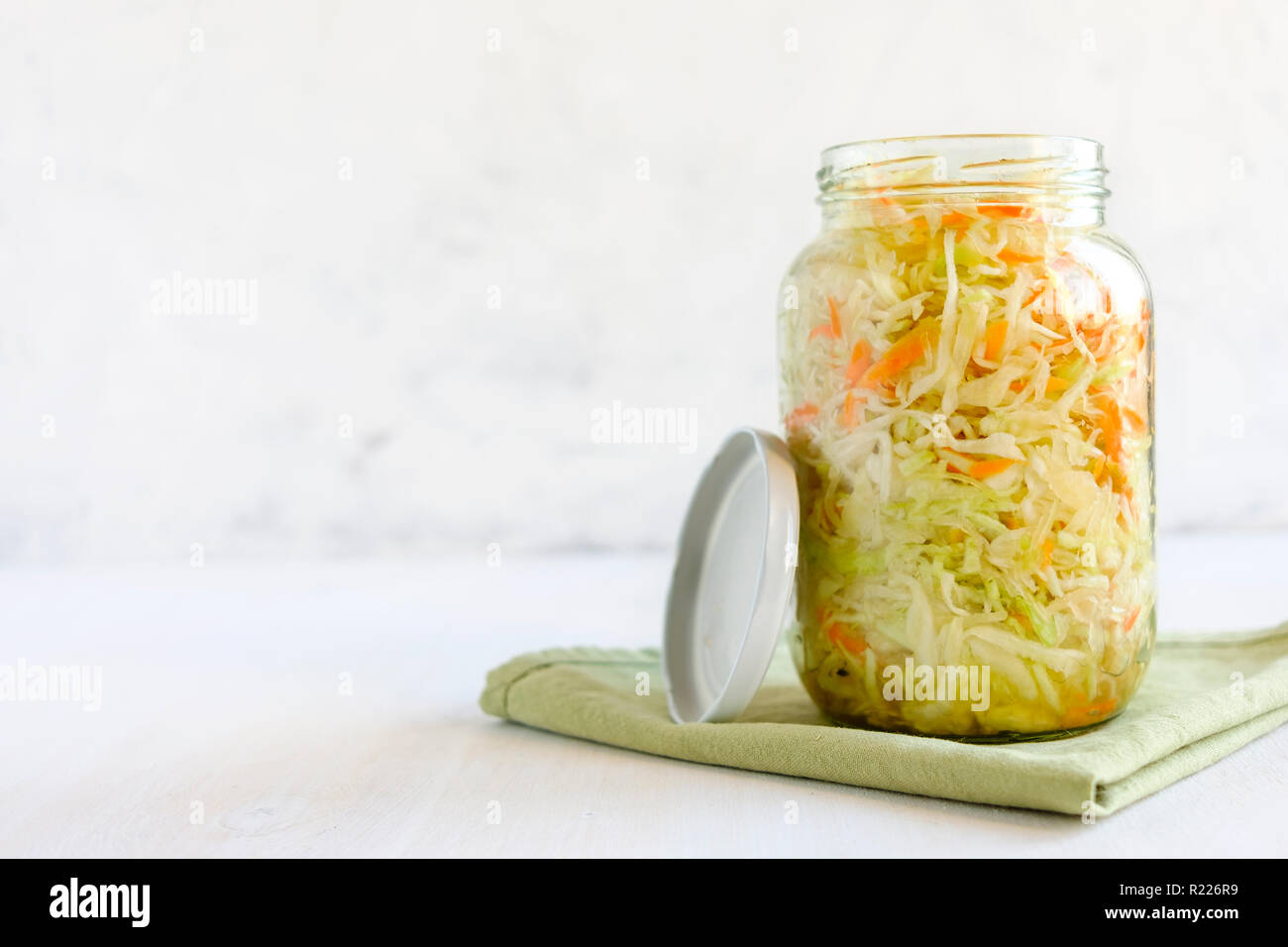 Versiegelte jar mit lecker Sauerkraut Stockfoto