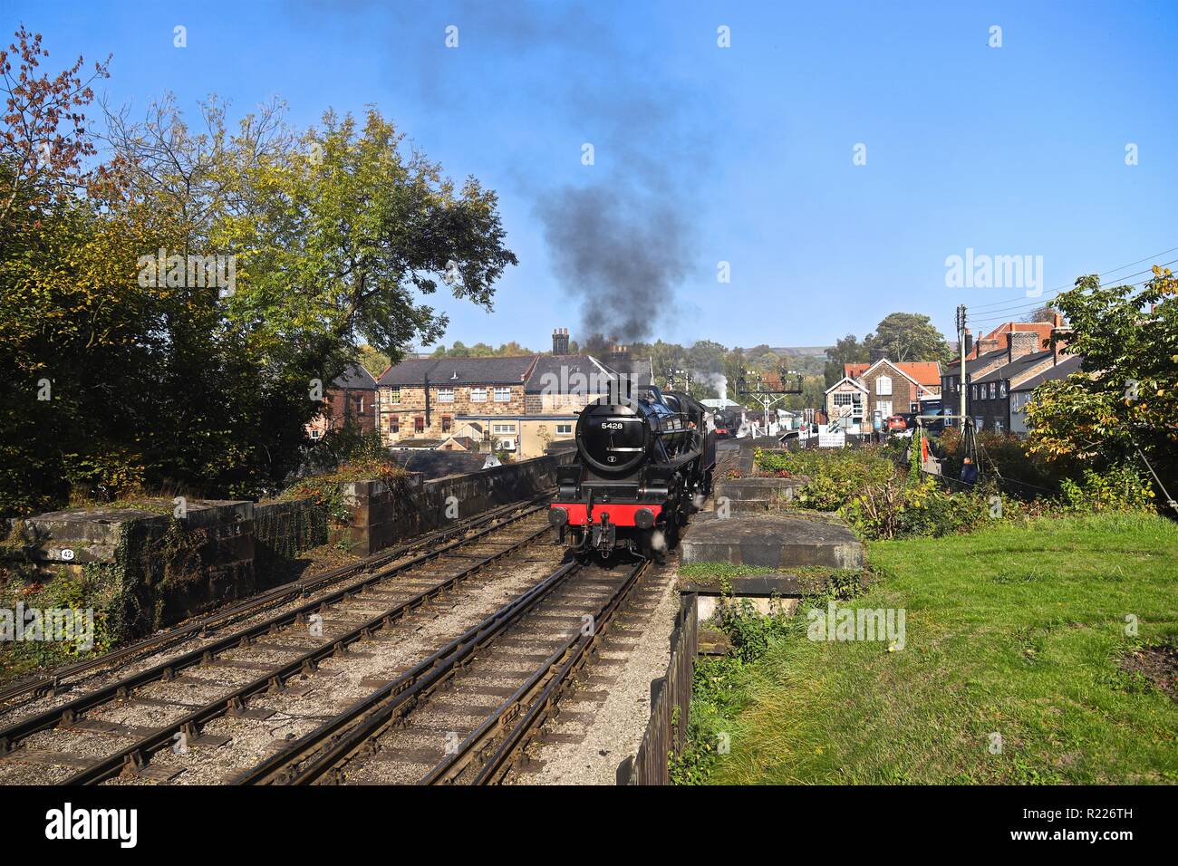 Stanier Black 5' Eric Treacy'N° 5428 umkehren aus dem Schuppen in Richtung Grosmont Station in der Ferne, auf einem sonnigen Anfang Oktober Morgen (NYMR) Stockfoto