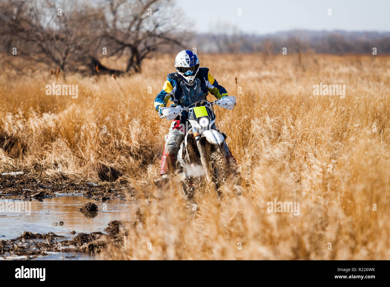 Enduro Ride in einem feuchten Gelände im Herbst Stockfoto