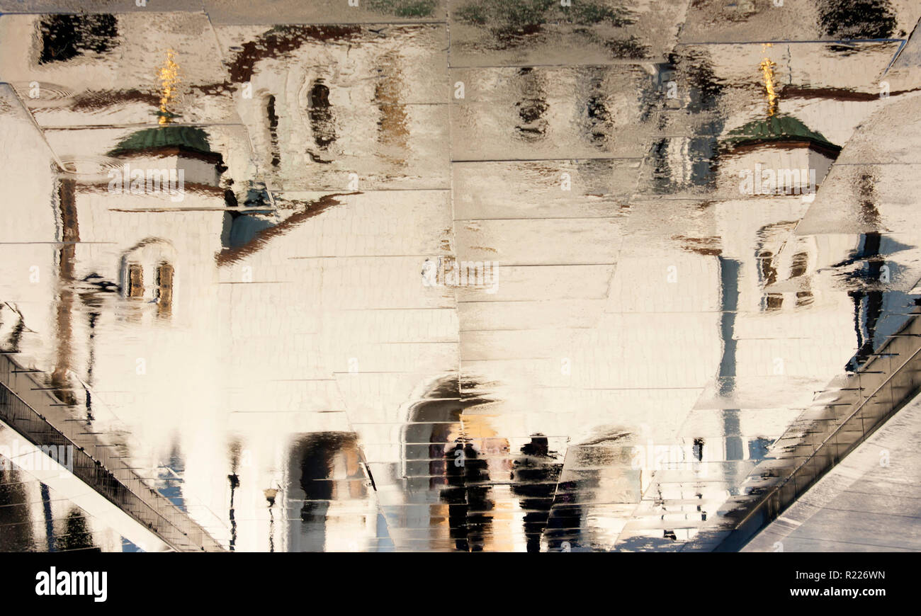 Unscharfe Reflexion des Heiligen Sava orthodoxer Tempel und einige Leute nähern, auf Nasser City Pflaster in Belgrad, Serbien Stockfoto