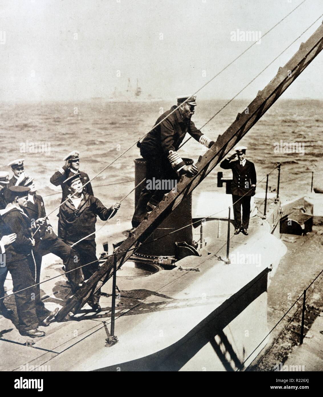 Foto von König George V (1865-1936) aussteigen aus einem u-Boot. Vom Jahre 1935 Stockfoto