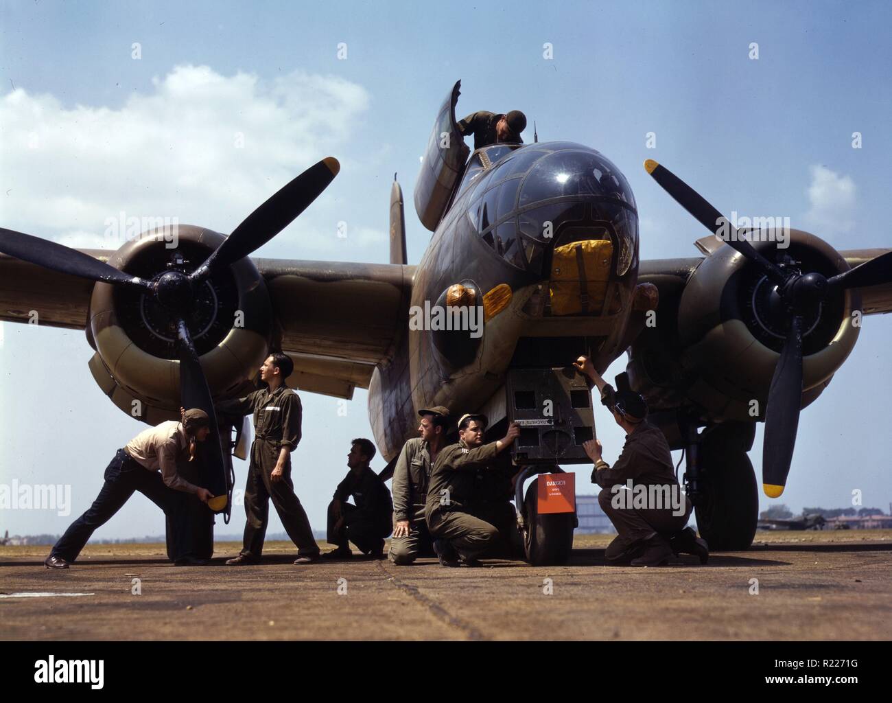 Einen neuen C-87 Transport immer einen letzten Check-up zur Vorbereitung einen Testflug im Feld Consolidated Aircraft Corporation, Fort Worth, Texas, "Oktober 1942 von Howard Hollem Stockfoto