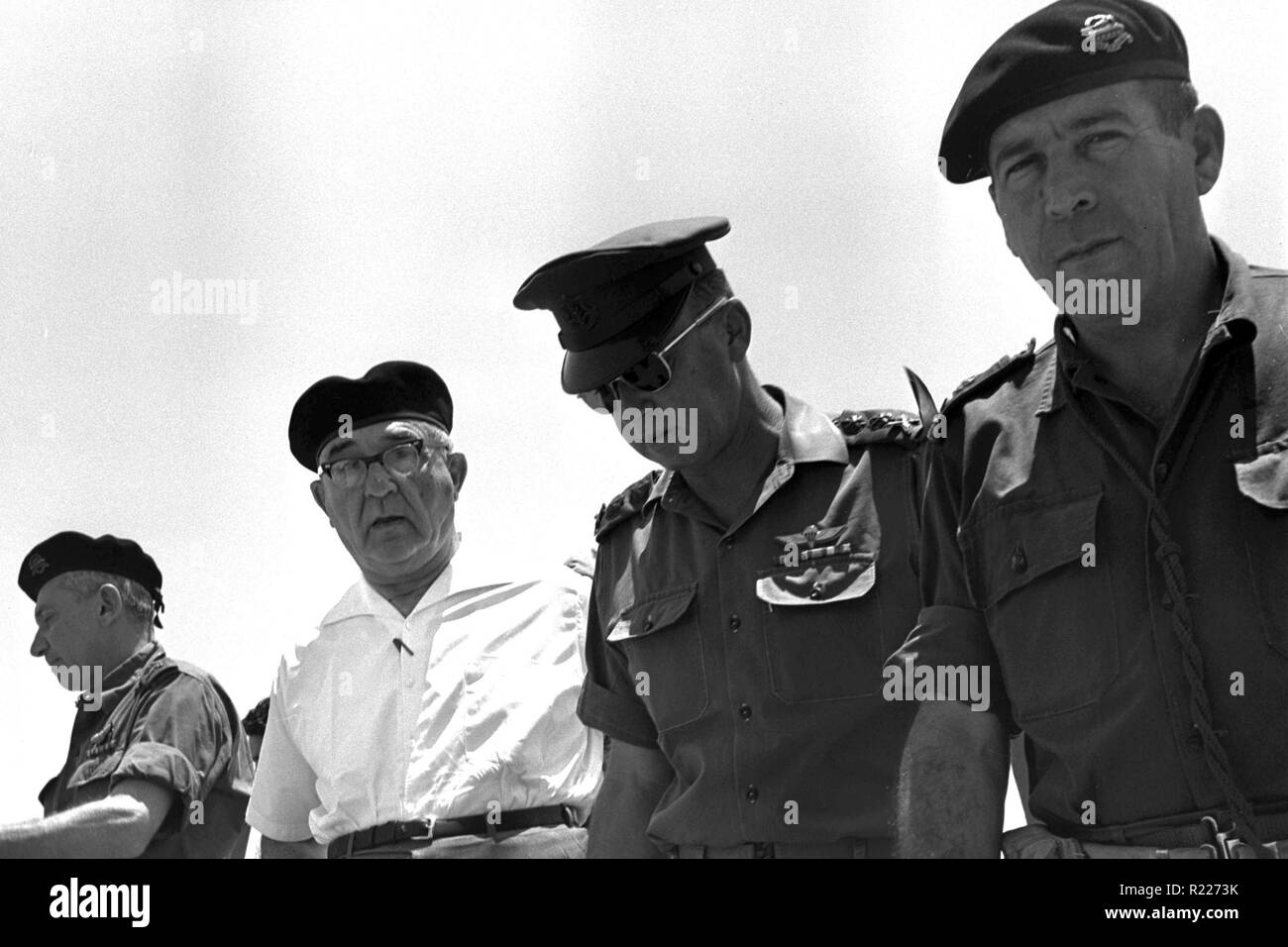 Von links nach rechts: General Haim bar Lev, Ministerpräsident Levi Eshkol; Stabschef General Yitzhak Rabin und Major General Israel Tal besuchen Sie Positionen auf der Sinai-Halbinsel während des sechs-Tage-Krieges 1967 Stockfoto
