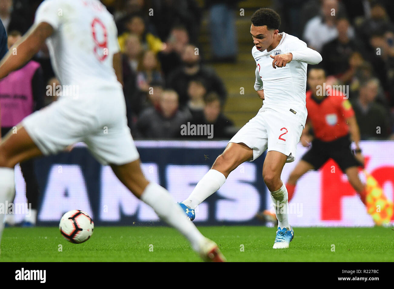 London. Vereinigtes Königreich. 15. November 2018. England defender Trent Alexander-Arnold (2) schießt und Kerben während der internationalen Freundschaftsspiel zwischen England und USA im Wembley Stadion. Credit: MI Nachrichten & Sport/Alamy leben Nachrichten Stockfoto