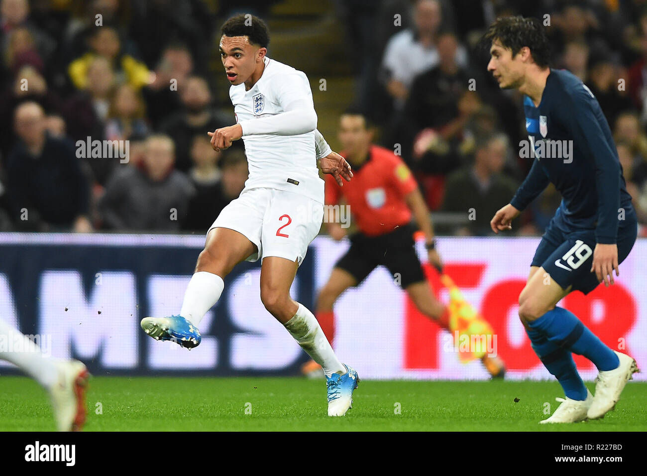 London. Vereinigtes Königreich. 15. November 2018. England defender Trent Alexander-Arnold (2) schießt und Kerben während der internationalen Freundschaftsspiel zwischen England und USA im Wembley Stadion. Credit: MI Nachrichten & Sport/Alamy leben Nachrichten Stockfoto