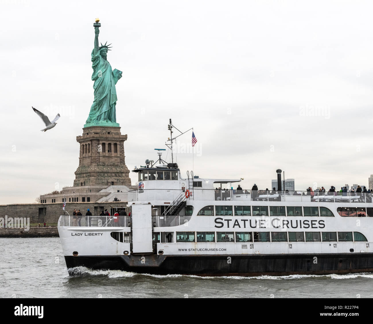 New York, USA, 15. November 2018. Eine Kreuzfahrt Schiff fährt vor der Freiheitsstatue in New York. Foto von Enrique Shore Credit: Enrique Ufer/Alamy leben Nachrichten Stockfoto