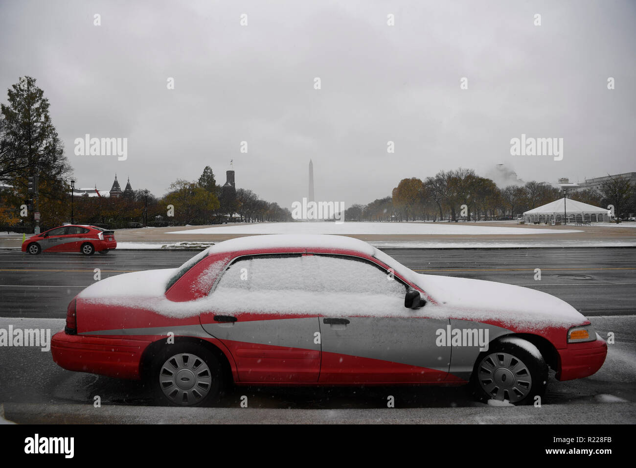 Washington, USA. 15 Nov, 2018. Ein Auto ist mit Schnee in Washington, DC, die Vereinigten Staaten, auf November 15, 2018. Erster Schnee der Saison schlug die US-Hauptstadt am Donnerstag. Quelle: Liu Jie/Xinhua/Alamy leben Nachrichten Stockfoto